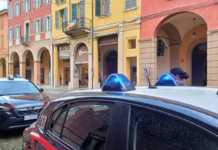 Correggio. Inseguito e minacciato con un coltello per un monopattino: giovane di 20 anni scappa e finisce contro un’automobile
