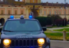 Irrompe in casa e aggredisce il residente con un tombino
