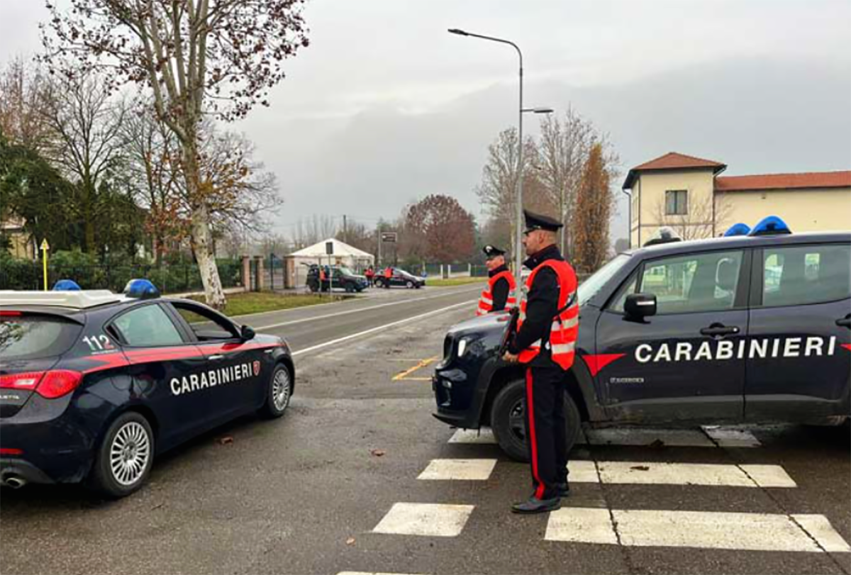 In auto con cutter e un coltello da cucina: denunciato